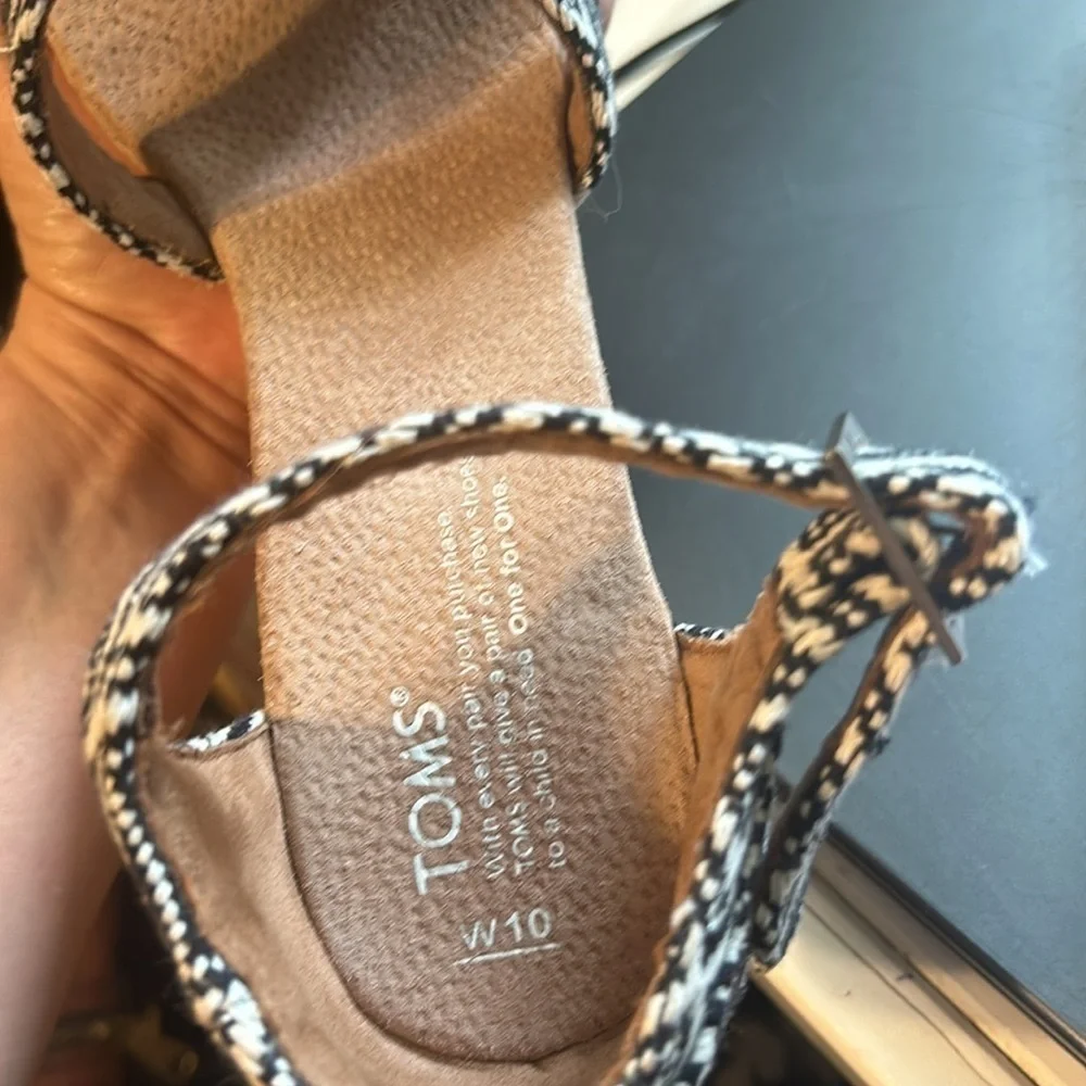 Toms business comment textured